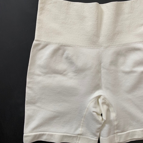 White/cream workout set with biker shorts - Picture 7 of 8